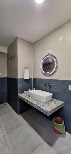 a bathroom with a tub and a mirror on the wall at Saathi Stay & Cafe in Vashisht