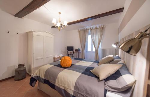 een slaapkamer met een bed en een kroonluchter bij La Trinuzia in Prato
