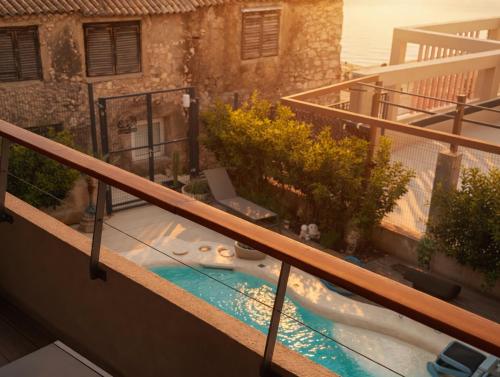 BASIC MANSION plus with swimming pool & free parking