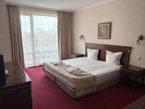 a hotel room with a large bed and a window at Motel Hanat in Saints Constantine and Helena