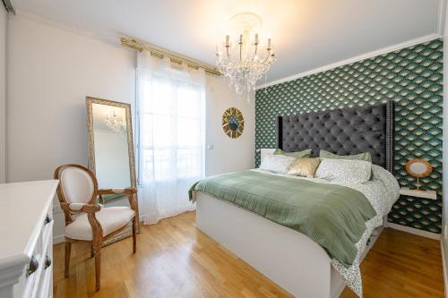 a bedroom with a bed and a chair and a mirror at Le Victoria Garden Disneyland Paris 10 pers in Serris
