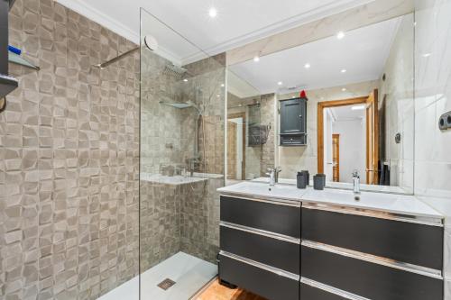 a bathroom with two sinks and a shower at Zoa in Torrevieja