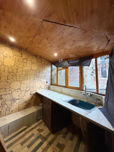 a kitchen with a sink in a room at Chilux Manali in Manāli