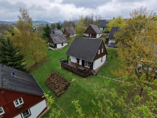 an aerial view of a house on a green yard at Chata Větrník u Černého dolu v Krkonoších in Lauterwasser