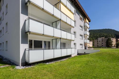 4 Zi Familienwohnung Haus Ravaisch 14 Davos Dorf EG