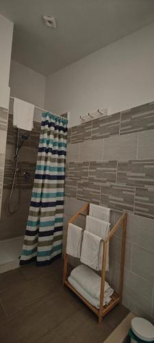 a bathroom with a chair and a shower at Sleep and Travel in Focene