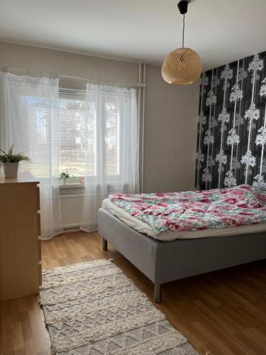 ein Schlafzimmer mit einem Bett und einem Fenster in der Unterkunft Linjuri in Varkaus