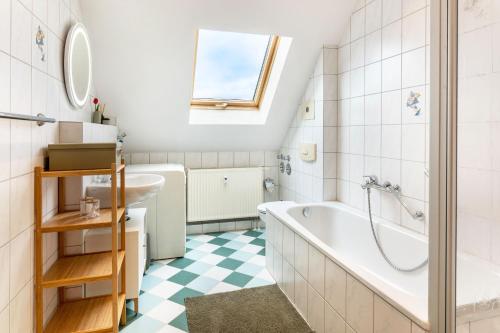 a bathroom with a tub and a sink at Komfortable 3-Zimmer-Fewo in Sonneberg