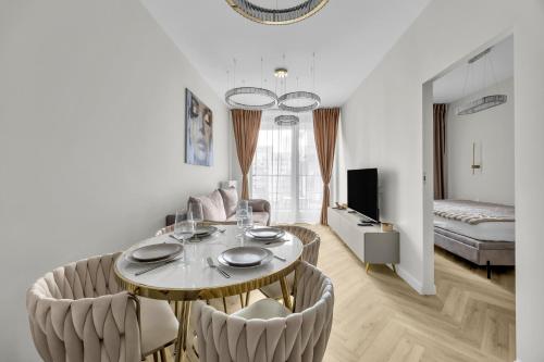 Chmielna Luxury Palace View Apartment by BookingHost