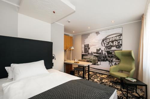 ein Schlafzimmer mit einem Bett, einem Schreibtisch und einem Stuhl in der Unterkunft Hotel Global Inn in Wolfsburg