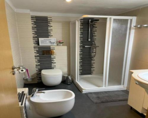 a bathroom with a shower and a toilet and a sink at KAIROS HOME y Garaje , Algemesí Home in Algemesí