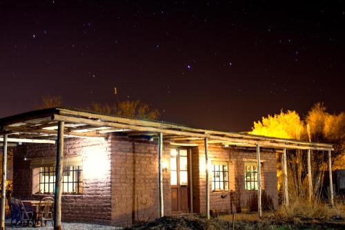an old brick house at night with a starry sky at Chakana Hospedaje Rural in Villa Unión
