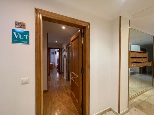a hallway with a door to a dressing room at Amplio Loft con plaza de garaje in Cangas de Onís