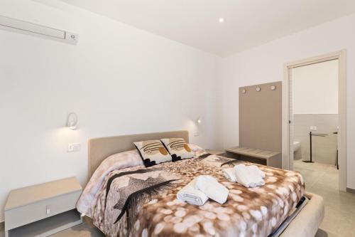 a bedroom with a bed with two towels on it at La Pulvarera in Castelsardo