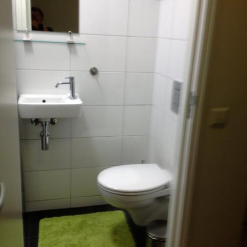 Bilik mandi di B&B 't Pakhuis
