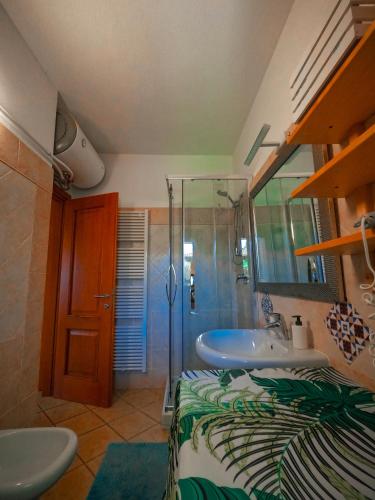 a bathroom with a bed and a sink and a shower at Hotel Daniel in Murta Maria