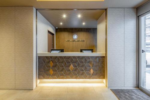 un hall d'entrée avec une réception dans un bâtiment dans l'établissement Hotel Reference Tenjin III, à Fukuoka