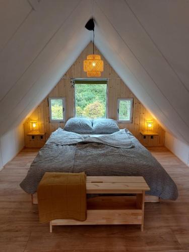 ein Schlafzimmer mit einem großen Bett im Dachgeschoss in der Unterkunft Der Gimpel in Harzgerode