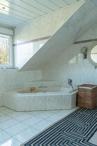 a large white tub in a bathroom with a window at Zur Herrlichkeit in Warendorf