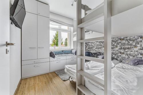 a bedroom with bunk beds and a window at Walter&Sons Apartment Centro in Poděbrady