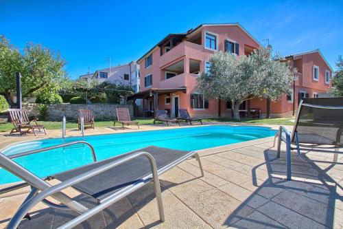 Faszinierendes Apartment nur 490 Meter zum Strand mit Meerblick, Pool, Spielplatz