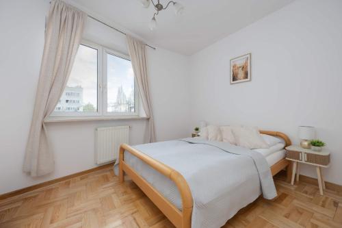 Charming Apartment in a Quiet Neighborhood with Parking and a Balcony by Noclegi Renters