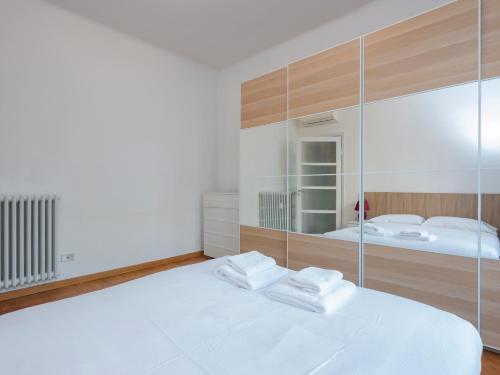 I-Host Bright Apt for 5 with Balconies