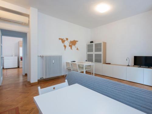 I-Host Bright Apt for 5 with Balconies