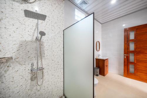 a bathroom with a shower with a glass door at Anta Villa Lembongan in Nusa Lembongan