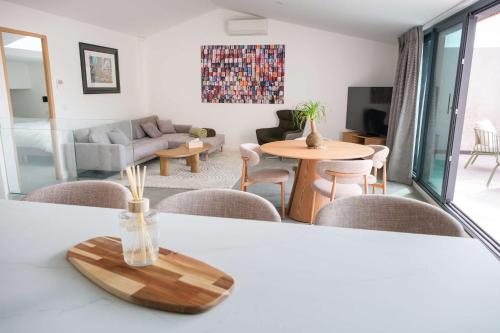 Les Suites du Parc - Appartement d'exception au dernier étage avec une grande terrasse vue mer de 2 chambres face au parc Simone Veil à 2 minutes des halles