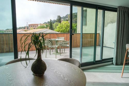 Les Suites du Parc - Appartement d'exception au dernier étage avec une grande terrasse vue mer de 2 chambres face au parc Simone Veil à 2 minutes des halles