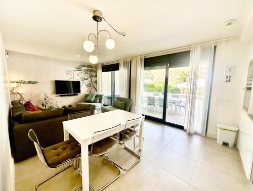 A505 Modern Apartment with Private Terraces
