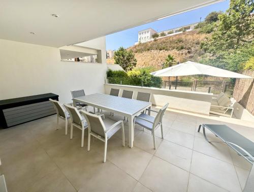 A505 Modern Apartment with Private Terraces