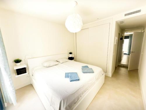 A505 Modern Apartment with Private Terraces