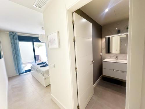 A505 Modern Apartment with Private Terraces