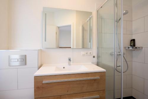 a bathroom with a sink and a shower at Gästehaus am Weinberg in Oberheimbach