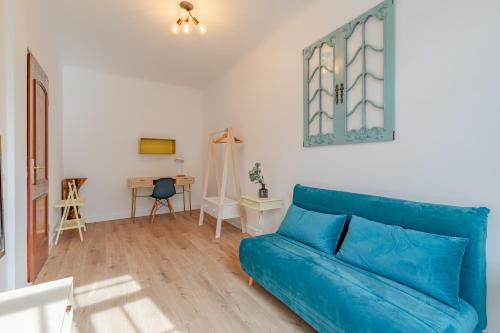 a living room with a blue couch and a table at Setúbal Oasis House, By Home Match in Setúbal