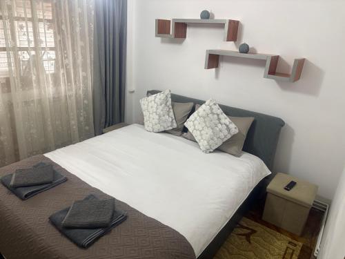 a bedroom with a bed with two pillows on it at Bulevard Residence in Drobeta-Turnu Severin