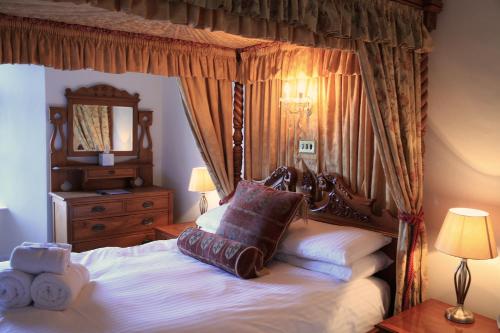 Кровать или кровати в номере The Bonnicott Hotel Lynmouth