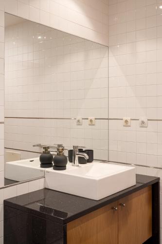 a bathroom with a sink and a mirror at Colinas Premium 3BR in Odivelas