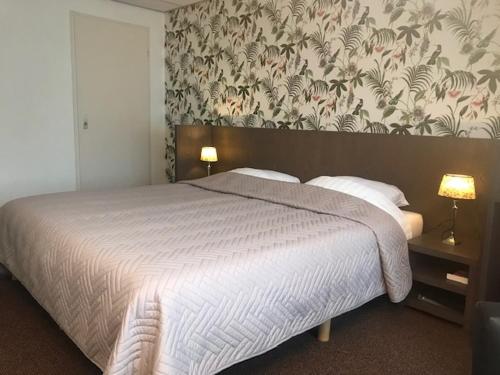 Llit o llits en una habitació de Hotel Norg