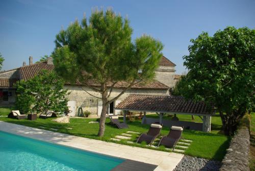 une villa avec piscine et une maison dans l'établissement Domaine de Bel Air Carpe Diem, à Tizac-de-Curton