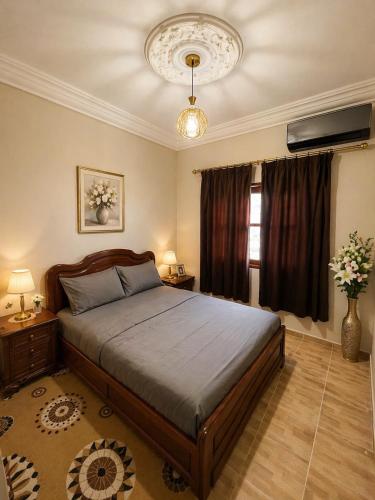 ein Schlafzimmer mit einem großen Bett und einem Fenster in der Unterkunft Villa Eden Atlas Ourika in Sbiti