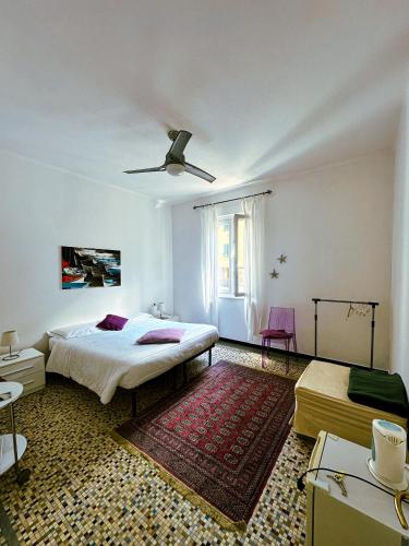 a bedroom with two beds and a ceiling fan at Affittacamere Giulia in Vernazza