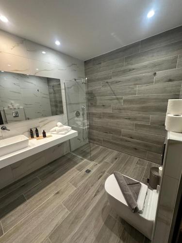 ein Badezimmer mit Toilette, Waschbecken und Dusche in der Unterkunft Aspa Holidays in Kos-Stadt