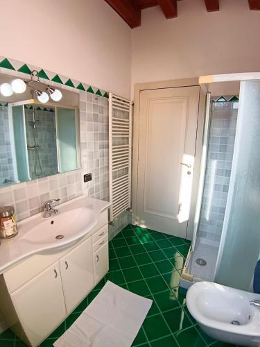 a bathroom with a sink and a shower at Dietro la piazza in Marostica