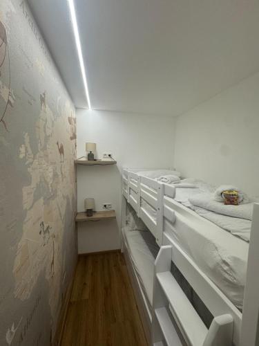 ein Zimmer mit zwei Etagenbetten in der Unterkunft P-Hosting S3 in Schlier