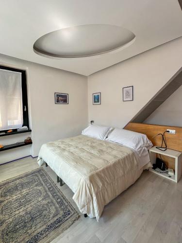 a bedroom with a bed and a large ceiling at Vernazza Vacation in Vernazza