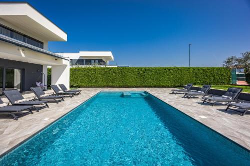 Villa Ula in Pula with heated pool, sauna & private tennis court