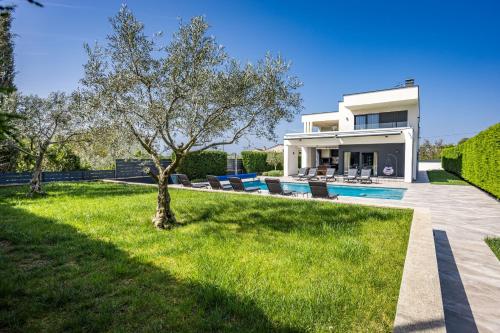 Villa Ula in Pula with heated pool, sauna & private tennis court